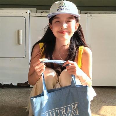 读爱情小说的老人